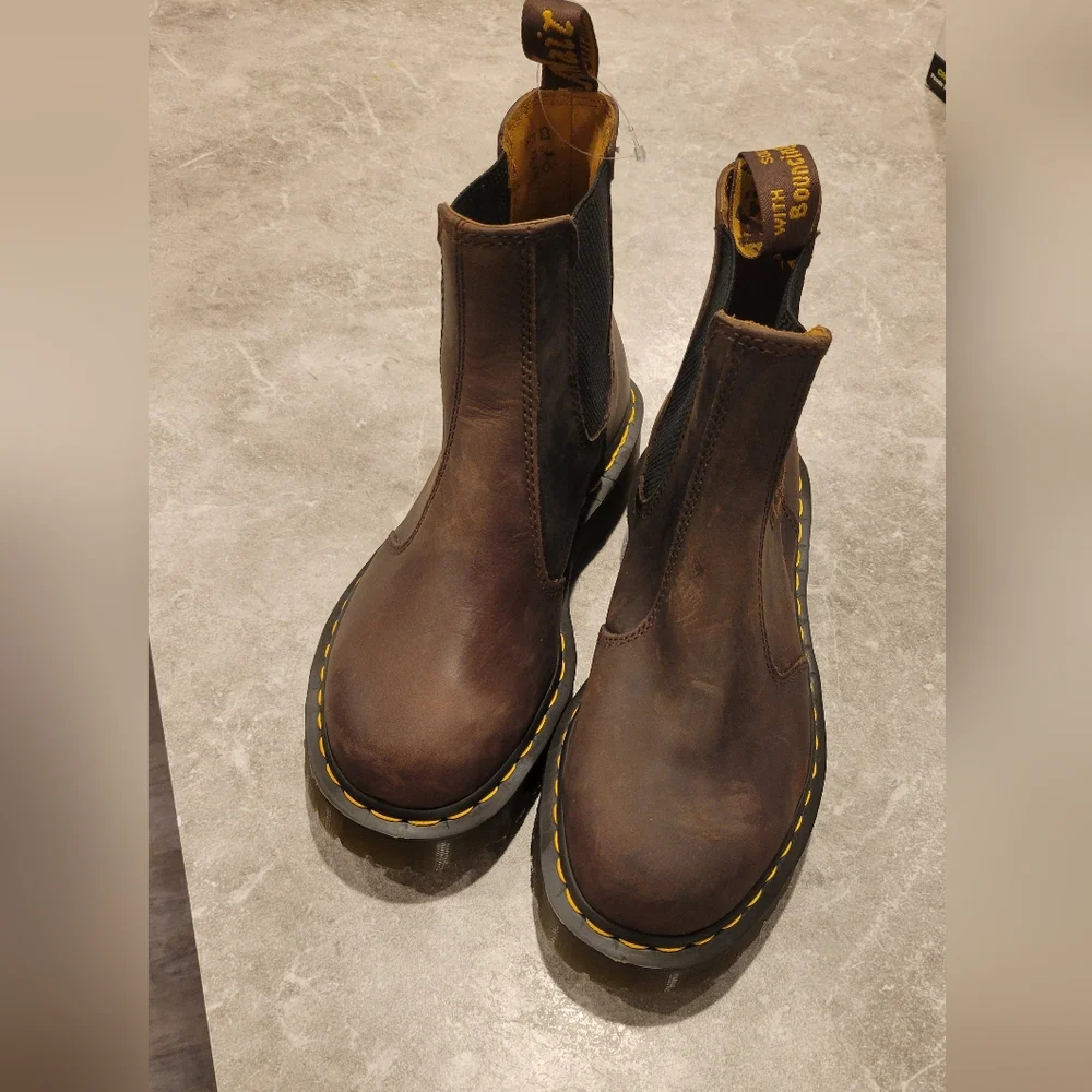 Dr Martens Chelsea boot womens 9 mens 8 EU 41 NWOT - Picture 1 of 13